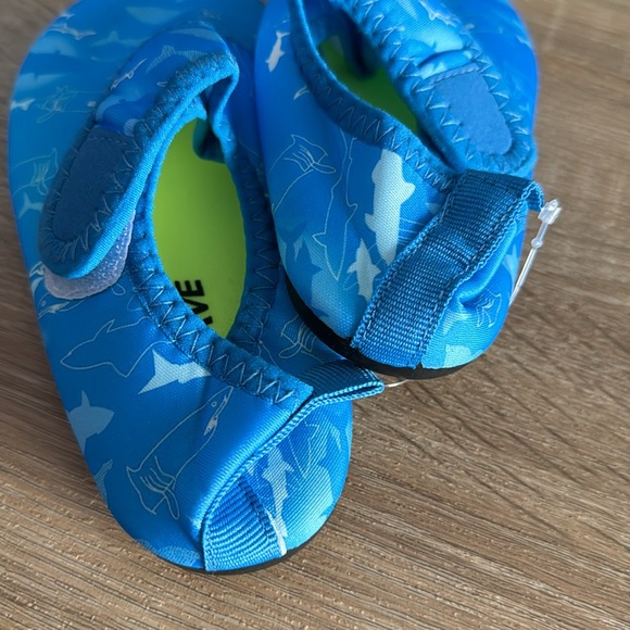 Brand new no-name boys, blue water shoes size 12 to 13 - Picture 4 of 4